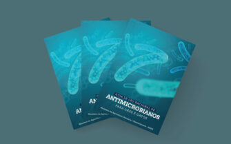 Na imagem estão dispostas em leque três capas do Guia de Uso Racional de Antimicrobianos para Cães e Gatos