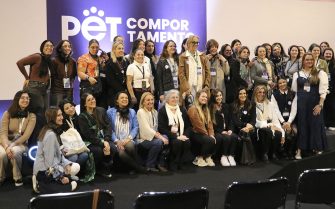 Momento final em que as participantes e espectadoras se juntam no palco posando para o registro fotográfico.