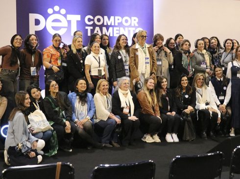 Momento final em que as participantes e espectadoras se juntam no palco posando para o registro fotográfico.