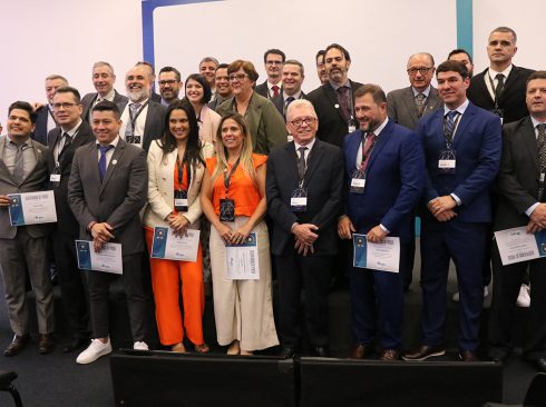 A foto mostra membros da Associação Brasileira dos Hospitais Veterinários ABHV posando para a foto, após a posse como integrantes da diretoria.