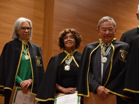 Da esquerda para a direita: Helenice de Souza Spinosa, membro da Comissão de Educação; Agar Costa Alexandrino de Perez, presidente da Comissão de Aquicultura; e Masao Iwasaki, membro da Comissão de Política Públicas do Regional.