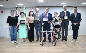 Os membros da Diretoria do CRMV-SP também posaram com os premiados de 2024. Da esq. para dir.: a secretária-geral Ana Helena Pagotto Stuginski; Cintia Righetti Marcondes; a vice-presidente do Conselho, Carolina Saraiva Filippos de Toledo; Ricardo Moreira Calil; André Grespan; Adolorata Aparecida Bianco Carvalho; Celso da Costa Carrer; e o tesoureiro do Regional, Rodrigo Soares Mainardi.