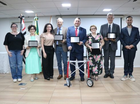 Os membros da Diretoria do CRMV-SP também posaram com os premiados de 2024. Da esq. para dir.: a secretária-geral Ana Helena Pagotto Stuginski; Cintia Righetti Marcondes; a vice-presidente do Conselho, Carolina Saraiva Filippos de Toledo; Ricardo Moreira Calil; André Grespan; Adolorata Aparecida Bianco Carvalho; Celso da Costa Carrer; e o tesoureiro do Regional, Rodrigo Soares Mainardi.