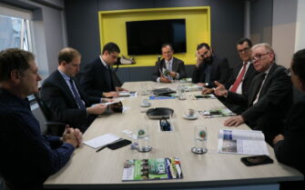 Na imagem, os membros do CRMV-SP estão sentados em uma mesa retangular, junto com o presidente da APM.