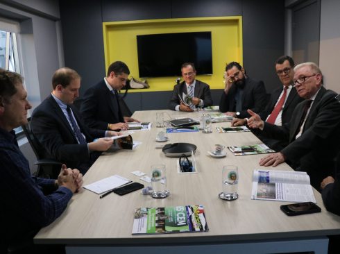 Na imagem, os membros do CRMV-SP estão sentados em uma mesa retangular, junto com o presidente da APM.