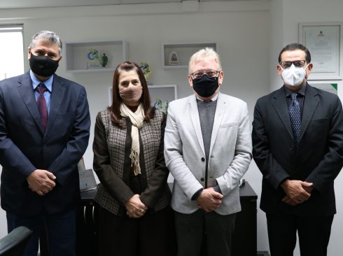 (da esquerda para a direita) Luís Fernando Bianco,  coordenador de Defesa Agropecuária do estado de São Paulo; Rosemary Viola Bosch, tesoureira do CRMV-SP; Odemilson Donizete Mossero, presidente; e Fernando Gomes Buchala, secretário-geral da autarquia.