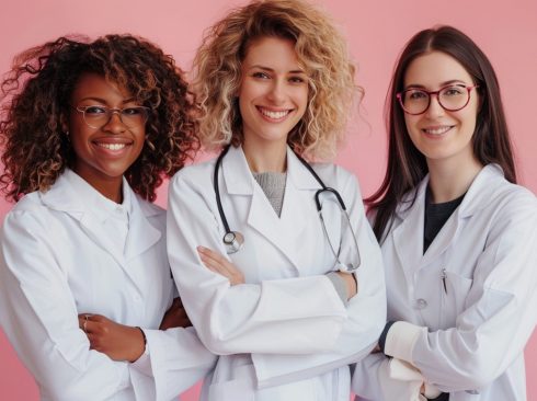 portrait-diverse-women-together